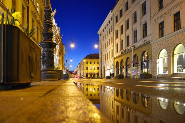 Themenbild: Coronavirus Pandemie-kommt nun der Bruecken Lockdown? Leere Brienner Strasse ohne Autos und Menschen in Muenchen am 06.04.2021 abends nach Schneeregen.