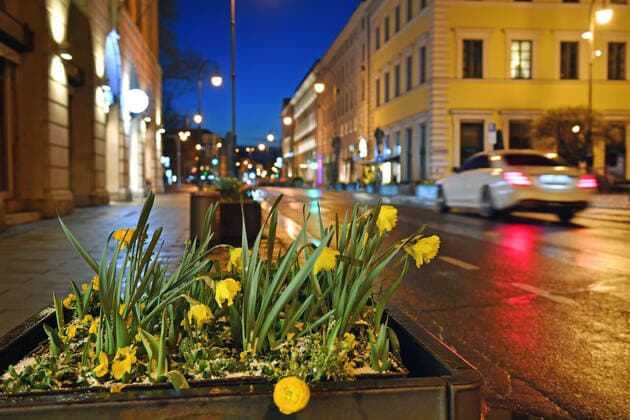 Themenbild: Coronavirus Pandemie-kommt nun der Bruecken Lockdown? Leere Brienner Strasse ohne Autos und Menschen in Muenchen am 06.04.2021 abends nach Schneeregen.