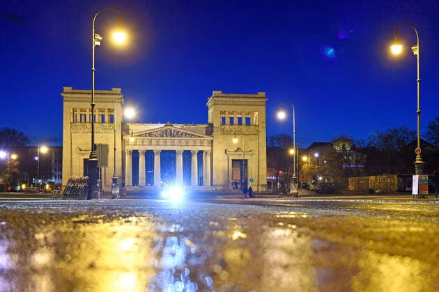 Themenbild: Coronavirus Pandemie-kommt nun der Bruecken Lockdown? Koenigsplatz ohne Autos und Menschen in Muenchen am 06.04.2021 abends nach Schneeregen.