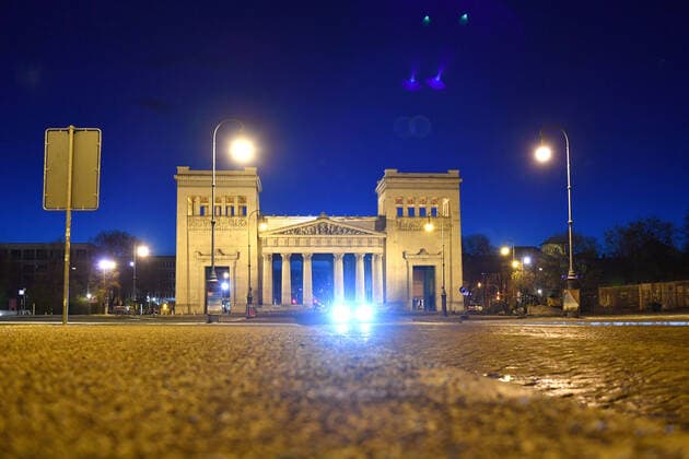 Themenbild: Coronavirus Pandemie-kommt nun der Bruecken Lockdown? Koenigsplatz ohne Autos und Menschen in Muenchen am 06.04.2021 abends nach Schneeregen.