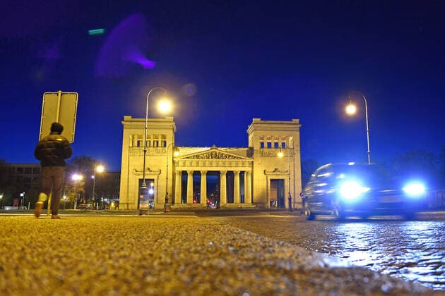 Themenbild: Coronavirus Pandemie-kommt nun der Bruecken Lockdown? Koenigsplatz ohne Autos und Menschen in Muenchen am 06.04.2021 abends nach Schneeregen.