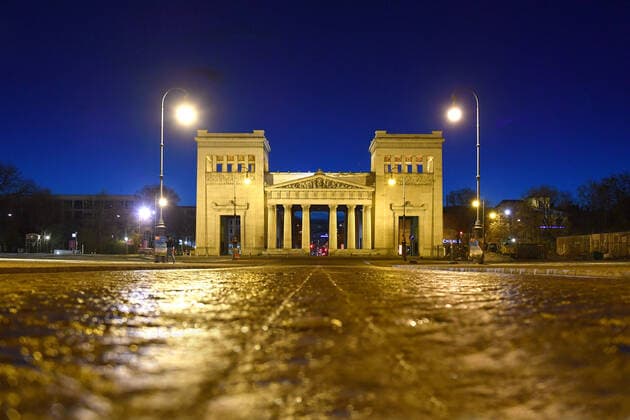 Themenbild: Coronavirus Pandemie-kommt nun der Bruecken Lockdown? Koenigsplatz ohne Autos und Menschen in Muenchen am 06.04.2021 abends nach Schneeregen.