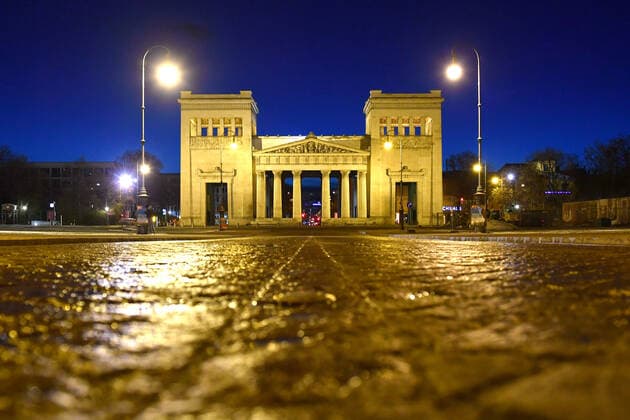 Themenbild: Coronavirus Pandemie-kommt nun der Bruecken Lockdown? Koenigsplatz ohne Autos und Menschen in Muenchen am 06.04.2021 abends nach Schneeregen.