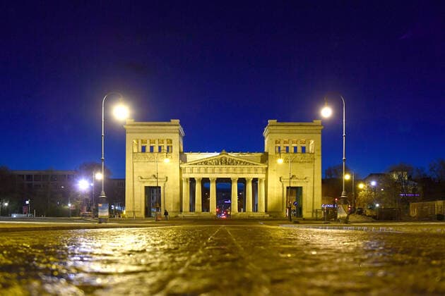 Themenbild: Coronavirus Pandemie-kommt nun der Bruecken Lockdown? Koenigsplatz ohne Autos und Menschen in Muenchen am 06.04.2021 abends nach Schneeregen.
