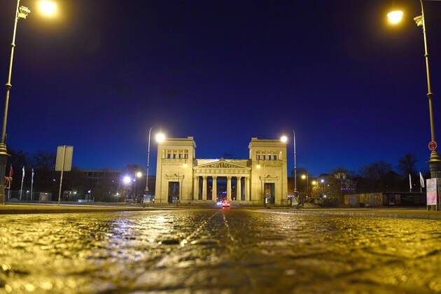 Themenbild: Coronavirus Pandemie-kommt nun der Bruecken Lockdown? Koenigsplatz ohne Autos und Menschen in Muenchen am 06.04.2021 abends nach Schneeregen.