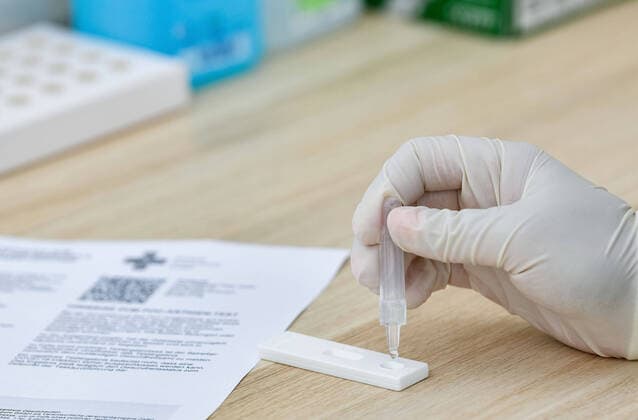 07.04.2021, xpsx, Lokal Obertshausen Eröffnung Corona Testzentrum v.l. Testzentrum, Teststation, testen, Corona, Covid-19, Pandemie, Schnelltest, Test, Coronatest,, Obertshausen Hessen Deutschland (DEU)