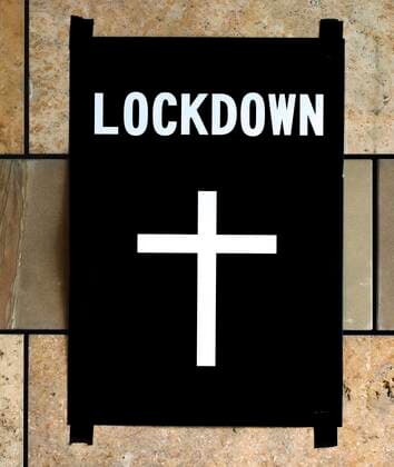 Plakat Totenkreuz auf Mauer, Lockdown, Shutdown, Corona-Krise, Stuttgart, Baden-Württemberg, Deutschland, Europa Copyright: imageBROKER/MichaelxWeber ibximw06719558