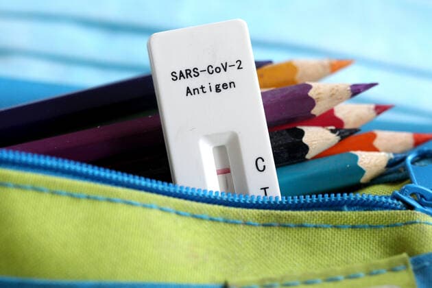 Elzach Themenbild - Teststrategie, Testpflicht in der Schule, Schnelltest, Corona Selbsttest, SARS-CoV-2 Antigentest im Klassenzimmer Themenbild - Teststrategie, Testpflicht in der Schule, Schnelltest, Corona Selbsttest, SARS-CoV-2 Antigentest im Klassenzimmer Ein negativer Laientest, Schnelltest, Selbsttest, Antigentest, Lollitest, Lolli-Test bei Schülern im Klassenzimmer einer Schule. Eine Schnelltestkassette liegt zwischen einem Federmäppchen, Schlampermäppchen, mit Buntstiften, Farbstiften und blauem Mundschutz, Präsenzunterricht. Symbolbild, Themenbild, Featurebild Copyright: xFleigx xEibner-Pressefotox EP_dfg