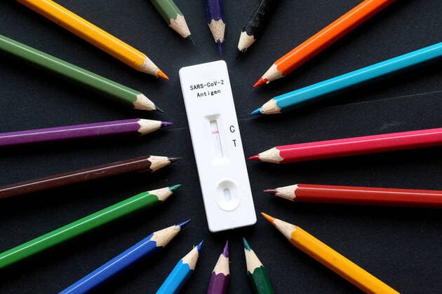 Elzach Themenbild - Teststrategie, Testpflicht in der Schule, Schnelltest, Corona Selbsttest, SARS-CoV-2 Antigentest im Klassenzimmer Themenbild - Teststrategie, Testpflicht in der Schule, Schnelltest, Corona Selbsttest, SARS-CoV-2 Antigentest im Klassenzimmer Ein negativer Laientest, Schnelltest, Selbsttest, Antigentest, Lollitest, Lolli-Test bei Schülern im Klassenzimmer einer Schule. Eine Schnelltestkassette liegt zwischen einem Federmäppchen, Schlampermäppchen, mit Buntstiften, Farbstiften und blauem Mundschutz, Präsenzunterricht. Symbolbild, Themenbild, Featurebild Copyright: xFleigx xEibner-Pressefotox EP_dfg