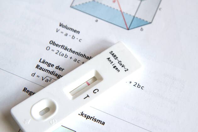 Elzach Themenbild - Teststrategie, Testpflicht in der Schule, Schnelltest, Corona Selbsttest, SARS-CoV-2 Antigentest im Klassenzimmer Themenbild - Teststrategie, Testpflicht in der Schule, Schnelltest, Corona Selbsttest, SARS-CoV-2 Antigentest im Klassenzimmer Ein negativer Laientest, Schnelltest, Selbsttest, Antigentest, Lollitest, Lolli-Test bei Schülern im Klassenzimmer einer Schule. Eine Schnelltestkassette liegt zwischen einem Federmäppchen, Schlampermäppchen, mit Buntstiften, Farbstiften und blauem Mundschutz, Präsenzunterricht. Symbolbild, Themenbild, Featurebild Copyright: xFleigx xEibner-Pressefotox EP_dfg