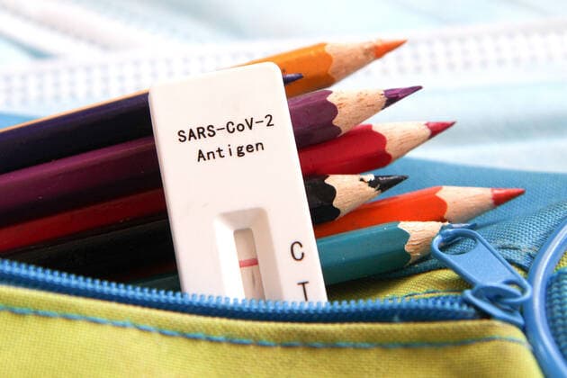 Elzach Themenbild - Teststrategie, Testpflicht in der Schule, Schnelltest, Corona Selbsttest, SARS-CoV-2 Antigentest im Klassenzimmer Themenbild - Teststrategie, Testpflicht in der Schule, Schnelltest, Corona Selbsttest, SARS-CoV-2 Antigentest im Klassenzimmer Ein negativer Laientest, Schnelltest, Selbsttest, Antigentest, Lollitest, Lolli-Test bei Schülern im Klassenzimmer einer Schule. Eine Schnelltestkassette liegt zwischen einem Federmäppchen, Schlampermäppchen, mit Buntstiften, Farbstiften und blauem Mundschutz, Präsenzunterricht. Symbolbild, Themenbild, Featurebild Copyright: xFleigx xEibner-Pressefotox EP_dfg