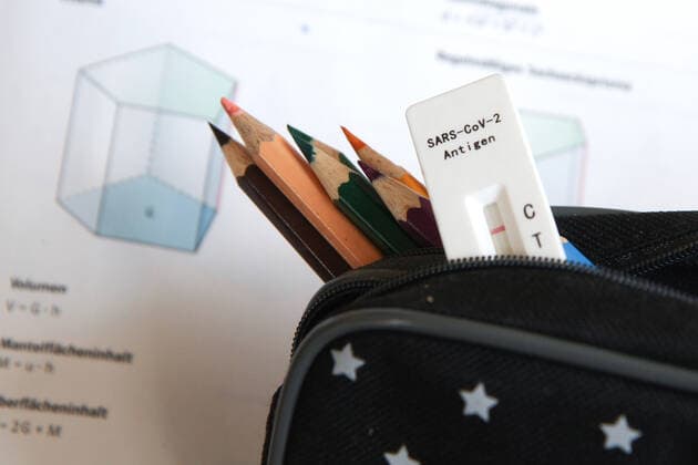 Elzach Themenbild - Teststrategie, Testpflicht in der Schule, Schnelltest, Corona Selbsttest, SARS-CoV-2 Antigentest im Klassenzimmer Themenbild - Teststrategie, Testpflicht in der Schule, Schnelltest, Corona Selbsttest, SARS-CoV-2 Antigentest im Klassenzimmer Ein negativer Laientest, Schnelltest, Selbsttest, Antigentest, Lollitest, Lolli-Test bei Schülern im Klassenzimmer einer Schule. Eine Schnelltestkassette liegt zwischen einem Federmäppchen, Schlampermäppchen, mit Buntstiften, Farbstiften und blauem Mundschutz, Präsenzunterricht. Symbolbild, Themenbild, Featurebild Copyright: xFleigx xEibner-Pressefotox EP_dfg