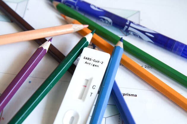 Elzach Themenbild - Teststrategie, Testpflicht in der Schule, Schnelltest, Corona Selbsttest, SARS-CoV-2 Antigentest im Klassenzimmer Themenbild - Teststrategie, Testpflicht in der Schule, Schnelltest, Corona Selbsttest, SARS-CoV-2 Antigentest im Klassenzimmer Ein negativer Laientest, Schnelltest, Selbsttest, Antigentest, Lollitest, Lolli-Test bei Schülern im Klassenzimmer einer Schule. Eine Schnelltestkassette liegt zwischen einem Federmäppchen, Schlampermäppchen, mit Buntstiften, Farbstiften und blauem Mundschutz, Präsenzunterricht. Symbolbild, Themenbild, Featurebild Copyright: xFleigx xEibner-Pressefotox EP_dfg