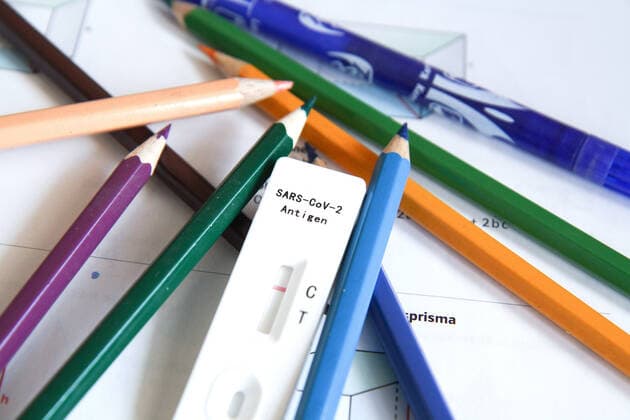 Elzach Themenbild - Teststrategie, Testpflicht in der Schule, Schnelltest, Corona Selbsttest, SARS-CoV-2 Antigentest im Klassenzimmer Themenbild - Teststrategie, Testpflicht in der Schule, Schnelltest, Corona Selbsttest, SARS-CoV-2 Antigentest im Klassenzimmer Ein negativer Laientest, Schnelltest, Selbsttest, Antigentest, Lollitest, Lolli-Test bei Schülern im Klassenzimmer einer Schule. Eine Schnelltestkassette liegt zwischen einem Federmäppchen, Schlampermäppchen, mit Buntstiften, Farbstiften und blauem Mundschutz, Präsenzunterricht. Symbolbild, Themenbild, Featurebild Copyright: xFleigx xEibner-Pressefotox EP_dfg