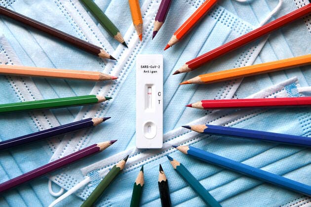 Elzach Themenbild - Teststrategie, Testpflicht in der Schule, Schnelltest, Corona Selbsttest, SARS-CoV-2 Antigentest im Klassenzimmer Themenbild - Teststrategie, Testpflicht in der Schule, Schnelltest, Corona Selbsttest, SARS-CoV-2 Antigentest im Klassenzimmer Ein negativer Laientest, Schnelltest, Selbsttest, Antigentest, Lollitest, Lolli-Test bei Schülern im Klassenzimmer einer Schule. Eine Schnelltestkassette liegt zwischen einem Federmäppchen, Schlampermäppchen, mit Buntstiften, Farbstiften und blauem Mundschutz, Präsenzunterricht. Symbolbild, Themenbild, Featurebild Copyright: xFleigx xEibner-Pressefotox EP_dfg