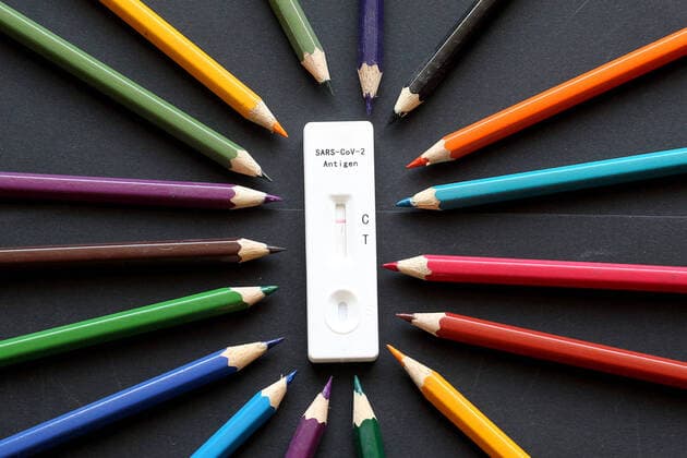 Elzach Themenbild - Teststrategie, Testpflicht in der Schule, Schnelltest, Corona Selbsttest, SARS-CoV-2 Antigentest im Klassenzimmer Themenbild - Teststrategie, Testpflicht in der Schule, Schnelltest, Corona Selbsttest, SARS-CoV-2 Antigentest im Klassenzimmer Ein negativer Laientest, Schnelltest, Selbsttest, Antigentest, Lollitest, Lolli-Test bei Schülern im Klassenzimmer einer Schule. Eine Schnelltestkassette liegt zwischen einem Federmäppchen, Schlampermäppchen, mit Buntstiften, Farbstiften und blauem Mundschutz, Präsenzunterricht. Symbolbild, Themenbild, Featurebild Copyright: xFleigx xEibner-Pressefotox EP_dfg