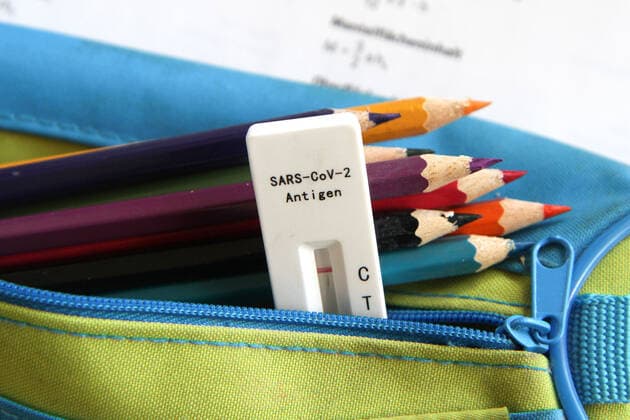 Elzach Themenbild - Teststrategie, Testpflicht in der Schule, Schnelltest, Corona Selbsttest, SARS-CoV-2 Antigentest im Klassenzimmer Themenbild - Teststrategie, Testpflicht in der Schule, Schnelltest, Corona Selbsttest, SARS-CoV-2 Antigentest im Klassenzimmer Ein negativer Laientest, Schnelltest, Selbsttest, Antigentest, Lollitest, Lolli-Test bei Schülern im Klassenzimmer einer Schule. Eine Schnelltestkassette liegt zwischen einem Federmäppchen, Schlampermäppchen, mit Buntstiften, Farbstiften und blauem Mundschutz, Präsenzunterricht. Symbolbild, Themenbild, Featurebild Copyright: xFleigx xEibner-Pressefotox EP_dfg