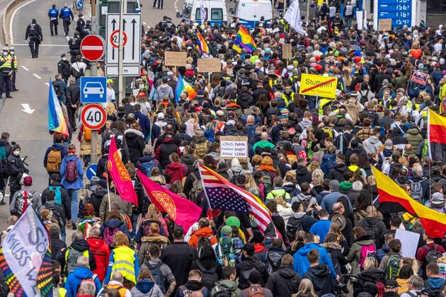 Querdenker und andere Gegner der Pandemie-Einschränkungen haben in Stuttgart ohne Abstand und weitgehend ohne Schutzmaske demonstriert. Mindestens vier Demos mit 2500 Teilnehmern waren angemeldet, gekommen waren aber weit mehr. Hier der Zug der Demonstranten durch die Innenstadt über die B10 B14 zum offiziellen Versammlungsort, dem Cannstatter Wasen. 03.04.2021: Europa, DEU, Deutschland, Baden-Württemberg, Stuttgart.