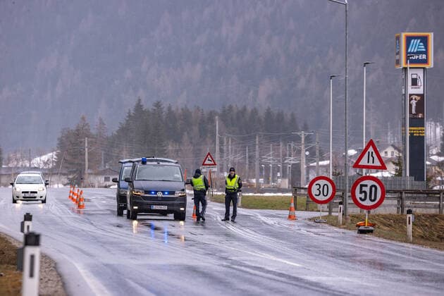 Heinfels 11.04.2021, Heinfels, AUT, Coronavirus Pandemie, Ausreisetest Tirol, rür drei Regionen in Osttirol - gilt ab Sonntag, 11. April 2021, eine Ausreisetestpflicht. Im Bild Kontrollstelle bei Heinfels an der B 100. Im Bild Kontrollstelle bei Heinfels an der B 100 For three regions in East Tyrol - applies from Sunday, April 11, 2021, again an exit test obligation. In the picture checkpoint near Heinfels on the B 100. Heinfels, Austria on 11.04.2021.
