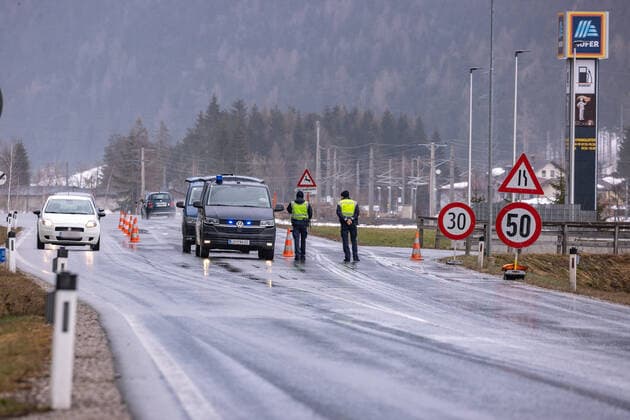 Heinfels 11.04.2021, Heinfels, AUT, Coronavirus Pandemie, Ausreisetest Tirol, rür drei Regionen in Osttirol - gilt ab Sonntag, 11. April 2021, eine Ausreisetestpflicht. Im Bild Kontrollstelle bei Heinfels an der B 100. Im Bild Kontrollstelle bei Heinfels an der B 100 For three regions in East Tyrol - applies from Sunday, April 11, 2021, again an exit test obligation. In the picture checkpoint near Heinfels on the B 100. Heinfels, Austria on 11.04.2021.