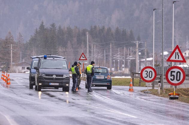 Heinfels 11.04.2021, Heinfels, AUT, Coronavirus Pandemie, Ausreisetest Tirol, rür drei Regionen in Osttirol - gilt ab Sonntag, 11. April 2021, eine Ausreisetestpflicht. Im Bild Kontrollstelle bei Heinfels an der B 100. Im Bild Kontrollstelle bei Heinfels an der B 100 For three regions in East Tyrol - applies from Sunday, April 11, 2021, again an exit test obligation. In the picture checkpoint near Heinfels on the B 100. Heinfels, Austria on 11.04.2021.