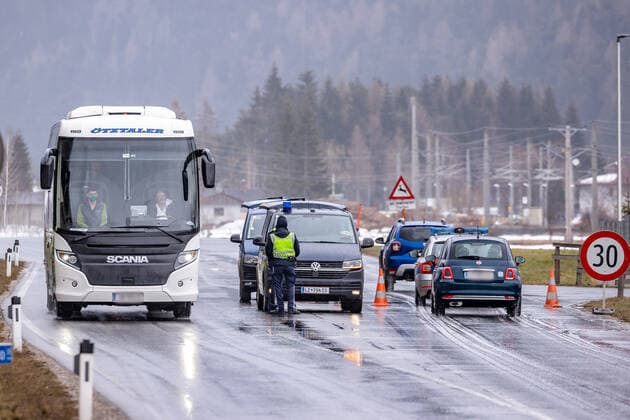 Heinfels 11.04.2021, Heinfels, AUT, Coronavirus Pandemie, Ausreisetest Tirol, rür drei Regionen in Osttirol - gilt ab Sonntag, 11. April 2021, eine Ausreisetestpflicht. Im Bild Kontrollstelle bei Heinfels an der B 100. Im Bild Kontrollstelle bei Heinfels an der B 100 For three regions in East Tyrol - applies from Sunday, April 11, 2021, again an exit test obligation. In the picture checkpoint near Heinfels on the B 100. Heinfels, Austria on 11.04.2021.