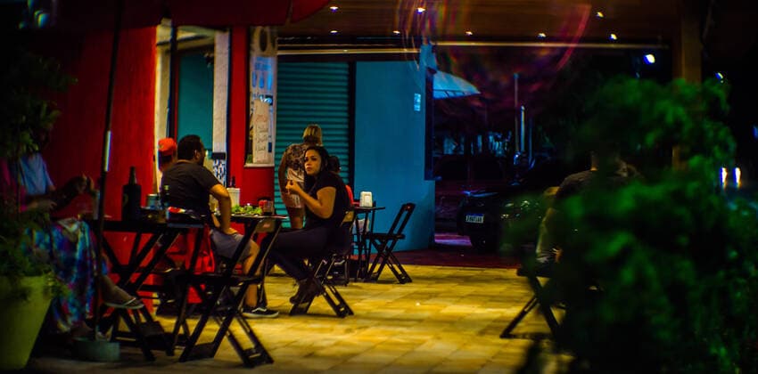 ILHABELA, SP - 13.04.2021: COMÉRCIO ABERTO - Commerce is still open in Ilhabela, North Coast of São Paulo, on the night of Tuesday, April 13. Shops, bars, restaurants, gyms, shopping malls are open all day and at night too, contrary to the determinations of the state government that decreed a red phase in the entire state. This posture of flexibility in trade is also adopted by neighboring municipalities, as is the case of São Sebastião, which also eased the measures to restrict trade in the city, despite the fact that its bulletin of care and hospital occupation today informs that "São Sebastião remains at the limit of stock of medications to perform Intubation-Oro-Tracheal, not receiving new patients who need intubation in the Respir MárcioxPannunzio