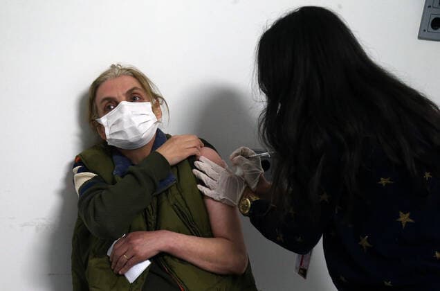 (210414) -- ANKARA, April 14, 2021 -- A woman receives the COVID-19 vaccine in Ankara, Turkey, on April 14, 2021. Turkey confirmed 62,797 more novel coronavirus cases on Wednesday, its highest single-day figure since the start of the pandemic. Among the new cases are 2,802 symptomatic patients, and the total number in the country has reached 4,025,557, according to the Turkish Health Ministry. (Photo by Xinhua) TURKEY-ANKARA-COVID-19-CASES MustafaxKaya