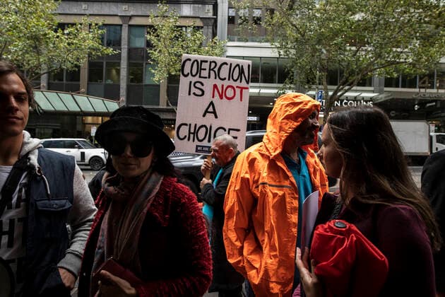 ANTI VACCINATION RALLY MELBOURNE, Protesters are seen gathering during an anti-vaccination rally outside the InterContinental hotel quarantine in Melbourne, Thursday, April 15, 2021. ( NO ARCHIVING, EDITORIAL USE ONLY, NO USE IN BOOKS WITHOUT CONSENT MELBOURNE VIC AUSTRALIA Copyright: xDIEGOxFEDELEx 20210415001534931847