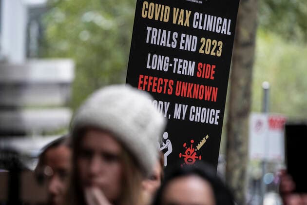 ANTI VACCINATION RALLY MELBOURNE, Protesters are seen gathering during an anti-vaccination rally outside the InterContinental hotel quarantine in Melbourne, Thursday, April 15, 2021. ( NO ARCHIVING, EDITORIAL USE ONLY, NO USE IN BOOKS WITHOUT CONSENT MELBOURNE VIC AUSTRALIA Copyright: xDIEGOxFEDELEx 20210415001534931988