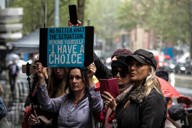 ANTI VACCINATION RALLY MELBOURNE, Protesters are seen gathering during an anti-vaccination rally outside the InterContinental hotel quarantine in Melbourne, Thursday, April 15, 2021. ( NO ARCHIVING, EDITORIAL USE ONLY, NO USE IN BOOKS WITHOUT CONSENT MELBOURNE VIC AUSTRALIA Copyright: xDIEGOxFEDELEx 20210415001534932008