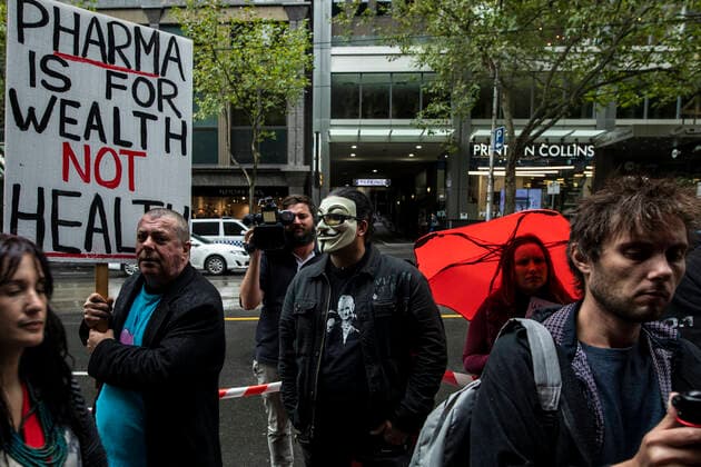 ANTI VACCINATION RALLY MELBOURNE, Protesters are seen gathering during an anti-vaccination rally outside the InterContinental hotel quarantine in Melbourne, Thursday, April 15, 2021. ( NO ARCHIVING, EDITORIAL USE ONLY, NO USE IN BOOKS WITHOUT CONSENT MELBOURNE VIC AUSTRALIA Copyright: xDIEGOxFEDELEx 20210415001534932028