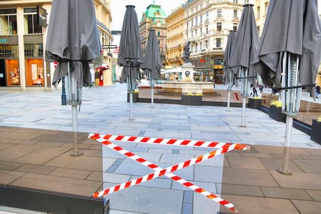 Wien Coronakrise: 4. harter Lockdown - Verlängerte Osterruhe Wien, 15.4.2021 Corona-Pandemie, Corona, Corona-Virus, CoV 2, Covid 19, Sars, Virus, Virusinfektion, Pandemie, CoronakriseKrise, Viruserkrankung, Coronavirus, SARS-CoV-2 Gastronomie, Gastgewerbe, geschlossen, Wirtschaftskrise, Wirtschaftflaute, Restaurant, Gastronomie, Gasthäuser, Gasthaus, Gaststätte, Bar, Pubs, Pub, geschlossene Lokale, geschlossenes Restaurant, Lokal zu, geschlossen, geschlossene Lokale Gastgarten, Schanigarten, Tisch, Stuhl, Tische, Stühl Menschenleer, leere Straßen Graben Wien Austria