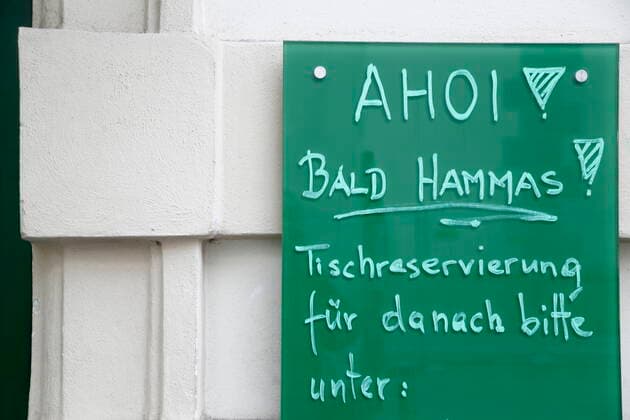 Wien Coronakrise: 4. harter Lockdown - Verlängerte Osterruhe Wien, 15.4.2021 Corona-Pandemie, Corona, Corona-Virus, CoV 2, Covid 19, Sars, Virus, Virusinfektion, Pandemie, CoronakriseKrise, Viruserkrankung, Coronavirus, SARS-CoV-2 Ahoi! Bald hamas! Gastronomie, Gastgewerbe, geschlossen, Wirtschaftskrise, Wirtschaftflaute, Restaurant, Gastronomie, Gasthäuser, Gasthaus, Gaststätte, Bar, Pubs, Pub, geschlossene Lokale, geschlossenes Restaurant, Lokal zu, geschlossen, geschlossene Lokale Wien Austria