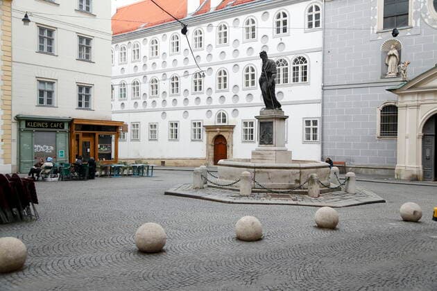 Wien Coronakrise: 4. harter Lockdown - Verlängerte Osterruhe Wien, 15.4.2021 Corona-Pandemie, Corona, Corona-Virus, CoV 2, Covid 19, Sars, Virus, Virusinfektion, Pandemie, CoronakriseKrise, Viruserkrankung, Coronavirus, SARS-CoV-2 Gastronomie, Gastgewerbe, geschlossen, Wirtschaftskrise, Wirtschaftflaute, Restaurant, Gastronomie, Gasthäuser, Gasthaus, Gaststätte, Bar, Pubs, Pub, geschlossene Lokale, geschlossenes Restaurant, Lokal zu, geschlossen, geschlossene Lokale Gastgarten, Schanigarten, Tisch, Stuhl, Tische, Stühl Franziskanerplatz Menschenleer, leere Straßen Wien Austria
