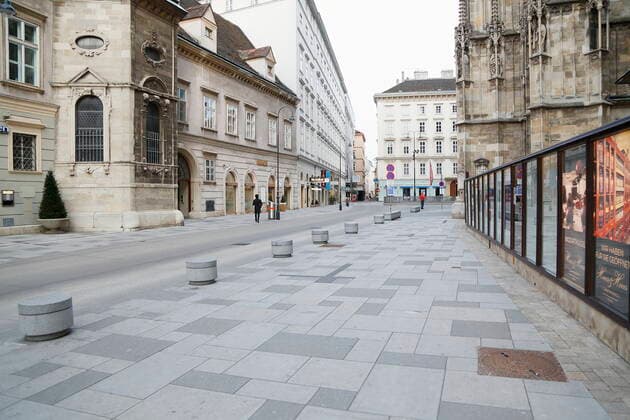 Wien Coronakrise: 4. harter Lockdown - Verlängerte Osterruhe Wien, 15.4.2021 Corona-Pandemie, Corona, Corona-Virus, CoV 2, Covid 19, Sars, Virus, Virusinfektion, Pandemie, CoronakriseKrise, Viruserkrankung, Coronavirus, SARS-CoV-2 Menschenleer, leere Straßen Stephansplatz Wien Austria