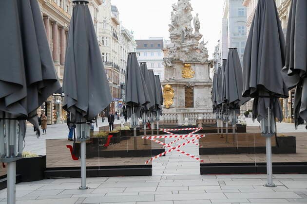 Wien Coronakrise: 4. harter Lockdown - Verlängerte Osterruhe Wien, 15.4.2021 Corona-Pandemie, Corona, Corona-Virus, CoV 2, Covid 19, Sars, Virus, Virusinfektion, Pandemie, CoronakriseKrise, Viruserkrankung, Coronavirus, SARS-CoV-2 Gastronomie, Gastgewerbe, geschlossen, Wirtschaftskrise, Wirtschaftflaute, Restaurant, Gastronomie, Gasthäuser, Gasthaus, Gaststätte, Bar, Pubs, Pub, geschlossene Lokale, geschlossenes Restaurant, Lokal zu, geschlossen, geschlossene Lokale Gastgarten, Schanigarten, Tisch, Stuhl, Tische, Stühl Menschenleer, leere Straßen Graben Wien Austria