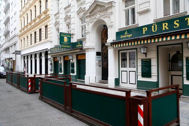 Wien Coronakrise: 4. harter Lockdown - Verlängerte Osterruhe Wien, 15.4.2021 Corona-Pandemie, Corona, Corona-Virus, CoV 2, Covid 19, Sars, Virus, Virusinfektion, Pandemie, CoronakriseKrise, Viruserkrankung, Coronavirus, SARS-CoV-2 Gastronomie, Gastgewerbe, geschlossen, Wirtschaftskrise, Wirtschaftflaute, Restaurant, Gastronomie, Gasthäuser, Gasthaus, Gaststätte, Bar, Pubs, Pub, geschlossene Lokale, geschlossenes Restaurant, Lokal zu, geschlossen, geschlossene Lokale Gastgarten, Schanigarten, Tisch, Stuhl, Tische, Stühl Pürstner Menschenleer, leere Straßen Geschlossener, leerer Gastgarten Wien Austria
