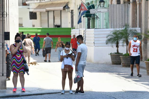 (210416) -- HAVANA, April 16, 2021 -- People wearing face masks are seen on the street in Havana, Cuba, April 15, 2021. Cuba registered on Thursday 1,004 new COVID-19 infections in one day, reaching 90,408 cases in total, as well as four more deaths to total 491, the Ministry of Public Health said. (Photo by Xinhua) CUBA-HAVANA-COVID-19-CASES JoaquinxHernandez