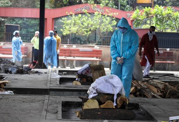 April 16, 2021, New Delhi, New Delhi, India: Relatives of a person who died of Covid-19 performing the last rites during cremation at Nigambodh Ghat crematorium at Nigambodh Ghat crematorium on April 16, 2021 in New Delhi, India. India logged in a record 2,17,353 daily coronavirus cases as many states grappled with shortages of hospital beds, oxygen, medicines and vaccine doses. 1,185 people dying of Covid in the last 24 hours pushed the country s death count to 1,74,308. New Delhi India - ZUMAp176 20210416_zip_p176_014 Copyright: xVijayxPandeyx