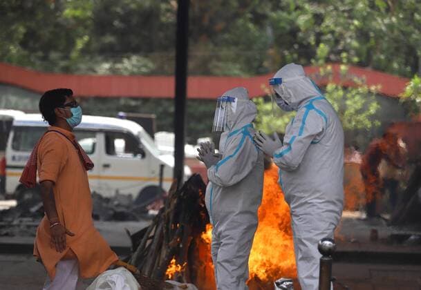 April 16, 2021, New Delhi, New Delhi, India: Relatives of a person who died of Covid-19 performing the last rites during cremation at Nigambodh Ghat crematorium at Nigambodh Ghat crematorium on April 16, 2021 in New Delhi, India. India logged in a record 2,17,353 daily coronavirus cases as many states grappled with shortages of hospital beds, oxygen, medicines and vaccine doses. 1,185 people dying of Covid in the last 24 hours pushed the country s death count to 1,74,308. New Delhi India - ZUMAp176 20210416_zip_p176_016 Copyright: xVijayxPandeyx