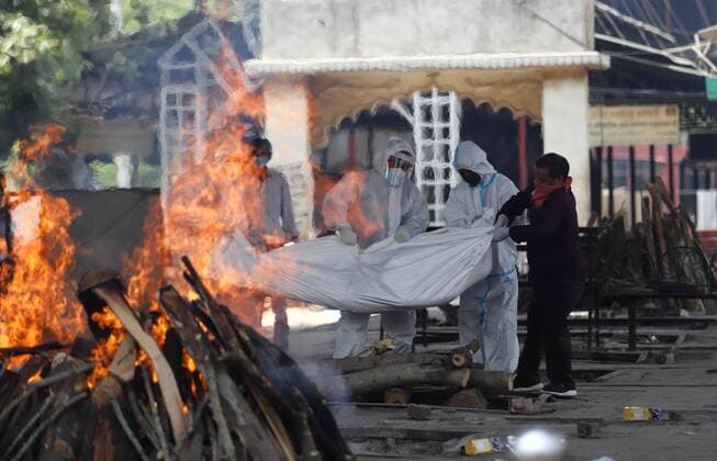 April 16, 2021, New Delhi, New Delhi, India: Relatives of a person who died of Covid-19 performing the last rites during cremation at Nigambodh Ghat crematorium at Nigambodh Ghat crematorium on April 16, 2021 in New Delhi, India. India logged in a record 2,17,353 daily coronavirus cases as many states grappled with shortages of hospital beds, oxygen, medicines and vaccine doses. 1,185 people dying of Covid in the last 24 hours pushed the country s death count to 1,74,308. New Delhi India - ZUMAp176 20210416_zip_p176_021 Copyright: xVijayxPandeyx