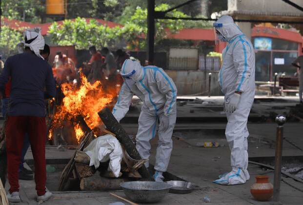 April 16, 2021, New Delhi, New Delhi, India: Relatives of a person who died of Covid-19 performing the last rites during cremation at Nigambodh Ghat crematorium at Nigambodh Ghat crematorium on April 16, 2021 in New Delhi, India. India logged in a record 2,17,353 daily coronavirus cases as many states grappled with shortages of hospital beds, oxygen, medicines and vaccine doses. 1,185 people dying of Covid in the last 24 hours pushed the country s death count to 1,74,308. New Delhi India - ZUMAp176 20210416_zip_p176_022 Copyright: xVijayxPandeyx