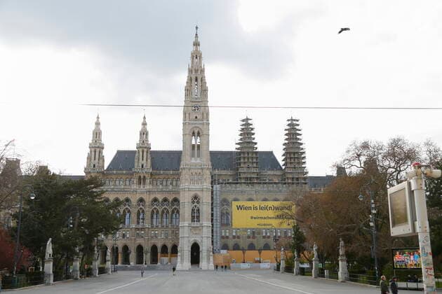 Coronakrise Wien: 4. harter Lockdown - Verlängerte Osterruhe Wien, Innere Stadt, 16.4.2021 Corona-Pandemie, Corona, Corona-Virus, CoV 2, Covid 19, Sars, Virus, Virusinfektion, Pandemie, CoronakriseKrise, Viruserkrankung, Coronavirus, SARS-CoV-2 Burgtheater Rathaus, Rathausplatz Wien ist lei(n)wand! Wien Austria