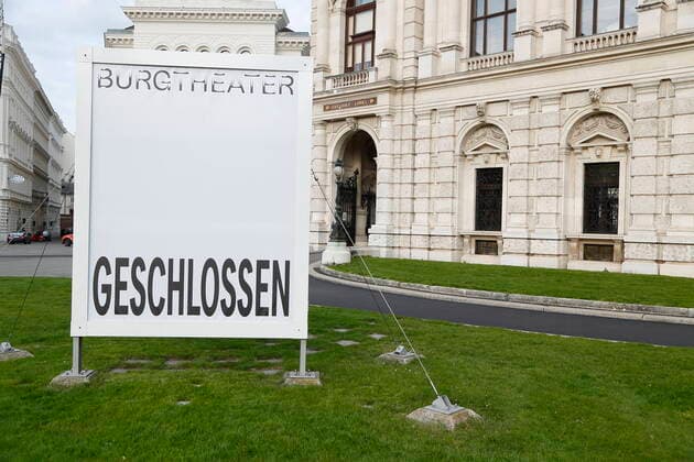 Coronakrise Wien: 4. harter Lockdown - Verlängerte Osterruhe Wien, Innere Stadt, 16.4.2021 Corona-Pandemie, Corona, Corona-Virus, CoV 2, Covid 19, Sars, Virus, Virusinfektion, Pandemie, CoronakriseKrise, Viruserkrankung, Coronavirus, SARS-CoV-2 Burgtheater Lockdown, Kultur Lockdown, geschlossen Wien Austria