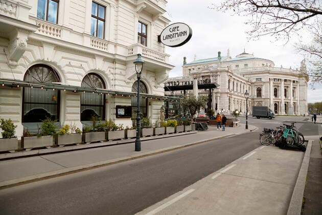 Coronakrise Wien: 4. harter Lockdown - Verlängerte Osterruhe Wien, Innere Stadt, 16.4.2021 Corona-Pandemie, Corona, Corona-Virus, CoV 2, Covid 19, Sars, Virus, Virusinfektion, Pandemie, CoronakriseKrise, Viruserkrankung, Coronavirus, SARS-CoV-2 Cafe Landtmann geschlossen, Lockdown, Gastronomie, Gastgewerbe, geschlossen, Wirtschaftskrise, Wirtschaftflaute, Restaurant, Gastronomie, Gasthäuser, Gasthaus, Gaststätte, Bar, Pubs, Pub, geschlossene Lokale, geschlossenes Restaurant, Lokal zu, geschlossen, geschlossene Lokale Gastgarten, Schanigarten, geschlossen Wien Austria