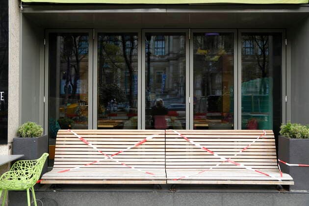 Coronakrise Wien: 4. harter Lockdown - Verlängerte Osterruhe Wien, Innere Stadt, 16.4.2021 Corona-Pandemie, Corona, Corona-Virus, CoV 2, Covid 19, Sars, Virus, Virusinfektion, Pandemie, CoronakriseKrise, Viruserkrankung, Coronavirus, SARS-CoV-2 Menschenleere Innenstadt Gastronomie, Gastgewerbe, geschlossen, Wirtschaftskrise, Wirtschaftflaute, Restaurant, Gastronomie, Gasthäuser, Gasthaus, Gaststätte, Bar, Pubs, Pub, geschlossene Lokale, geschlossenes Restaurant, Lokal zu, geschlossen, geschlossene Lokale, Gastgarten, Schanigarten Universitätsring Bank, Sessel, Tisch, Holzbank Wien Austria