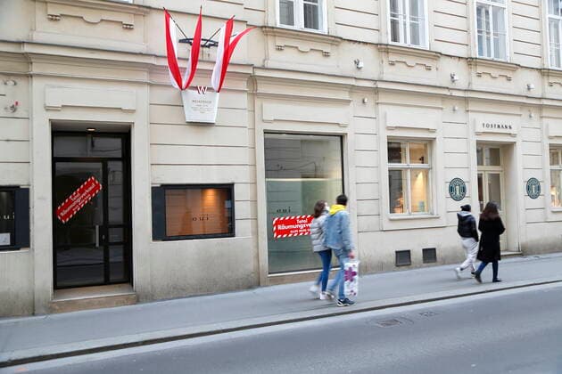 Coronakrise Wien: 4. harter Lockdown - Verlängerte Osterruhe Wien, Innere Stadt, 16.4.2021 Corona-Pandemie, Corona, Corona-Virus, CoV 2, Covid 19, Sars, Virus, Virusinfektion, Pandemie, CoronakriseKrise, Viruserkrankung, Coronavirus, SARS-CoV-2 Geschäftsauflösung, Lokalauflösung, Speerre, Lokal, Geschäft, Geschäftsschliessung, Lokalschliessung, Schliessung, gesperrt, zusperren, sperren, schließen, Geschäft, Totaler Räumungsverkauf, Pleite Wien Austria