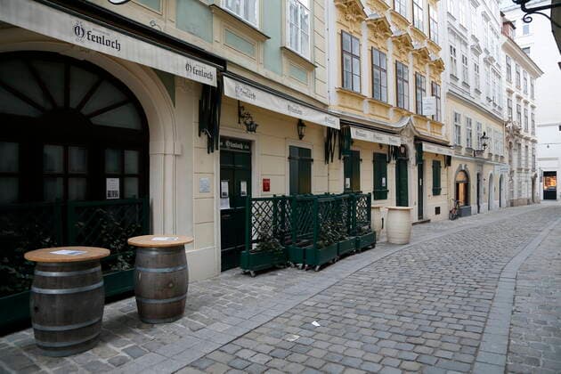 Coronakrise Wien: 4. harter Lockdown - Verlängerte Osterruhe Wien, Innere Stadt, 16.4.2021 Corona-Pandemie, Corona, Corona-Virus, CoV 2, Covid 19, Sars, Virus, Virusinfektion, Pandemie, CoronakriseKrise, Viruserkrankung, Coronavirus, SARS-CoV-2 Menschenleere Innenstadt Gastronomie, Gastgewerbe, geschlossen, Wirtschaftskrise, Wirtschaftflaute, Restaurant, Gastronomie, Gasthäuser, Gasthaus, Gaststätte, Bar, Pubs, Pub, geschlossene Lokale, geschlossenes Restaurant, Lokal zu, geschlossen, geschlossene Lokale, Gastgarten, Schanigarten Restaurant Ofenloch Wien Austria