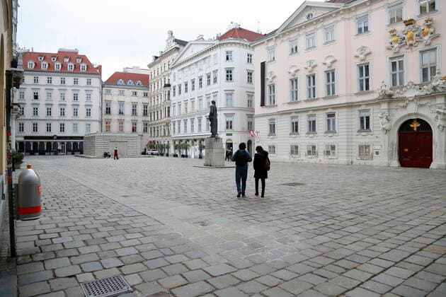 Coronakrise Wien: 4. harter Lockdown - Verlängerte Osterruhe Wien, Innere Stadt, 16.4.2021 Corona-Pandemie, Corona, Corona-Virus, CoV 2, Covid 19, Sars, Virus, Virusinfektion, Pandemie, CoronakriseKrise, Viruserkrankung, Coronavirus, SARS-CoV-2 Menschenleere Innenstadt Gedenkstätte Israelische Kultusgemeinde Holocaust Mahnmal Judenplatz Denkmal Wien Austria
